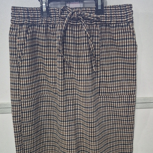 Elastic Waist Houndstooth Midi Skirt in Black and Cream - Picture 2 of 11